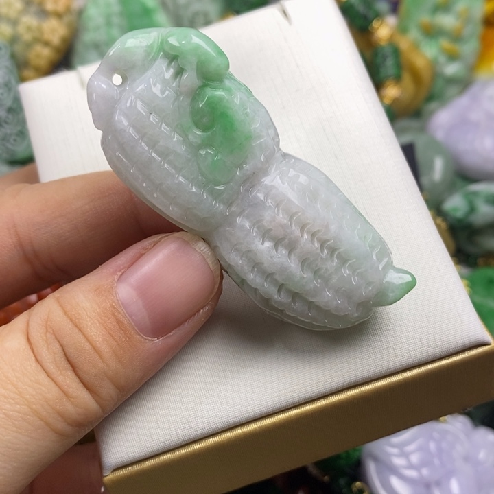 翡翠未镶嵌吊坠(赠链)