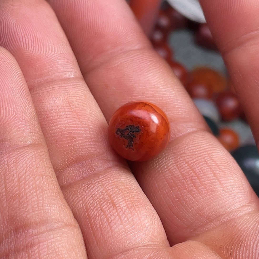 南红玛瑙珠子未镶嵌如**闻