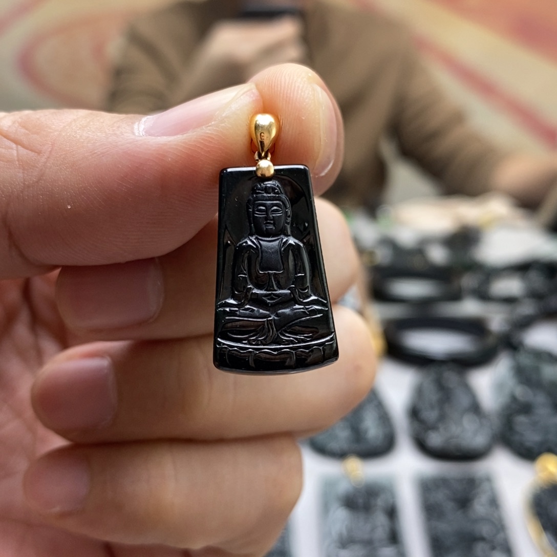 翡翠18K金镶嵌颈饰观音