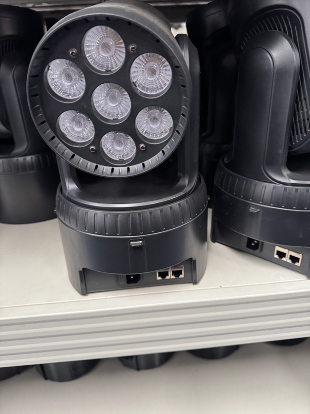 95新  7*20瓦摇头定焦染色灯一台