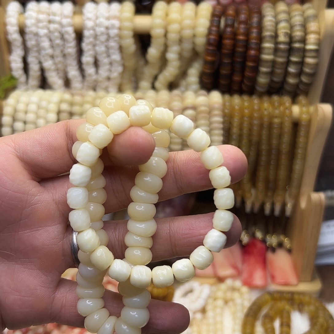 大***了桃核把件驼骨大肠驼牙雕刻