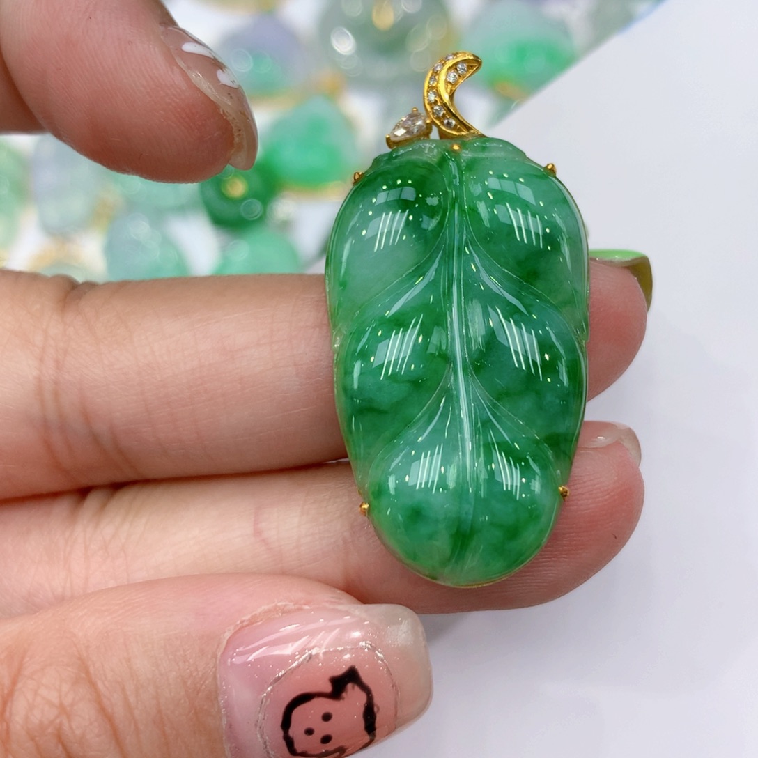 翡翠18K金镶嵌颈饰叶子