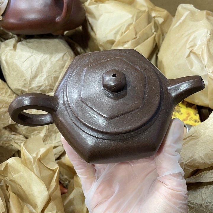 茶壶紫砂矿泥料，手工制作的一把紫砂壶。