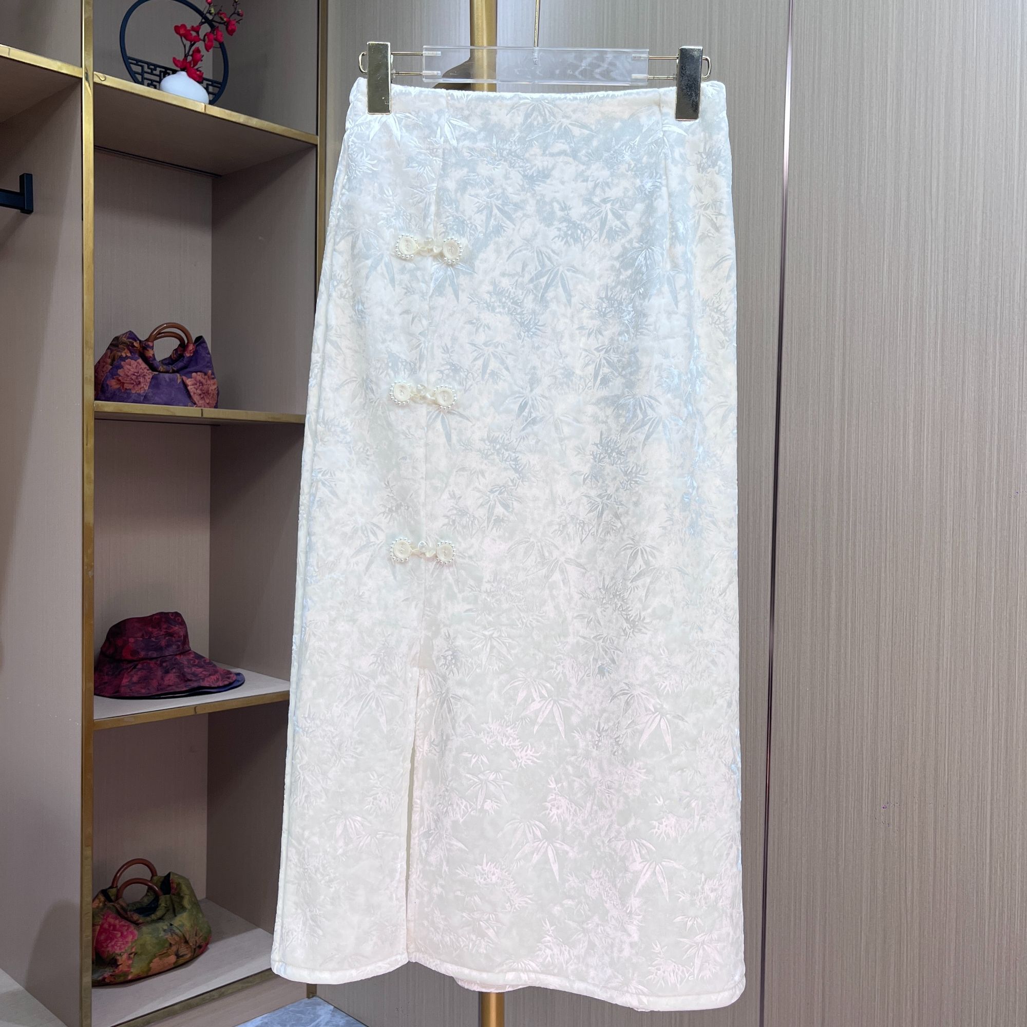 加绒加厚丝绒半身裙冬款宽腰绣花开叉刺绣花新中式国风直筒A字裙