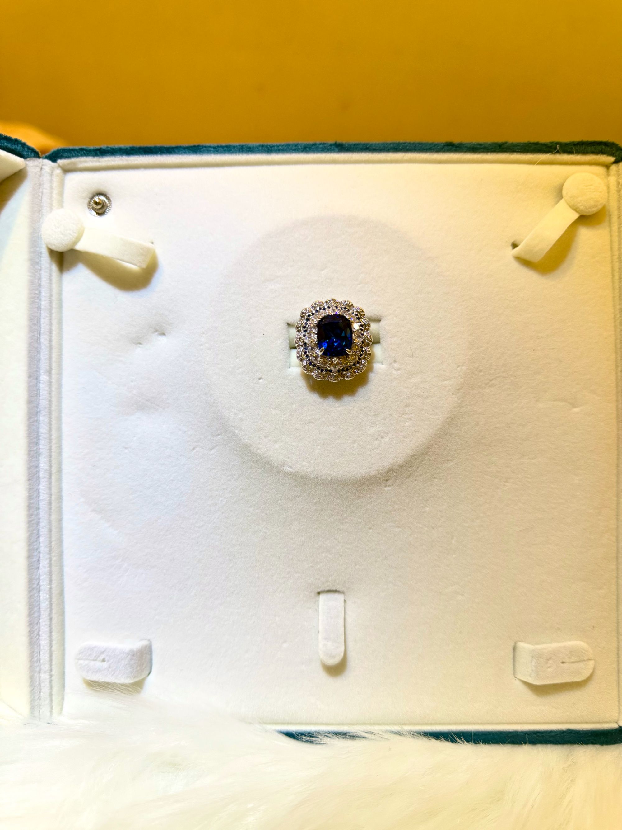 培育蓝宝石钻绕蓝芯