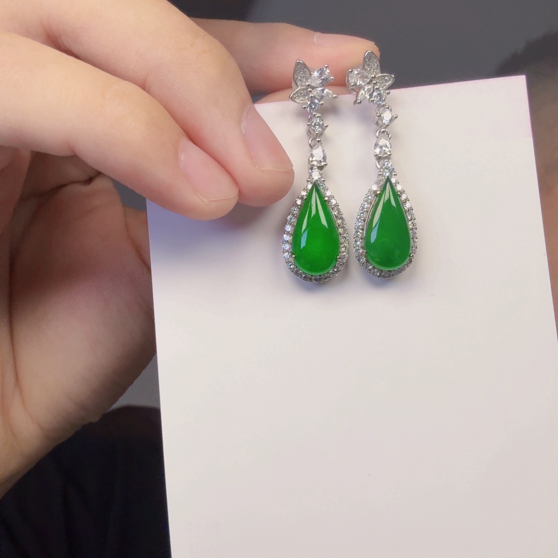 翡翠未镶嵌颈饰一对