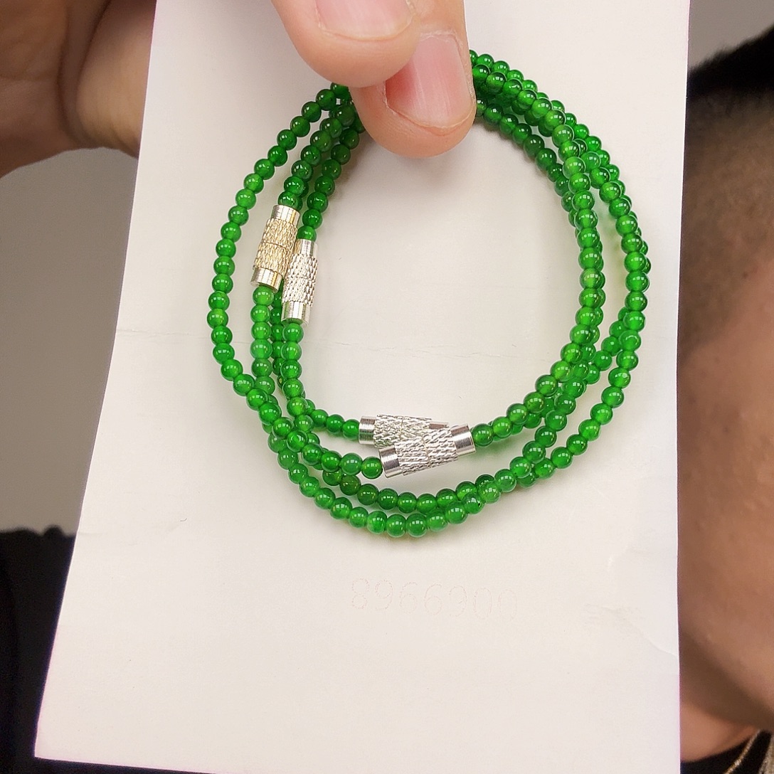 翡翠未镶嵌颈饰一件