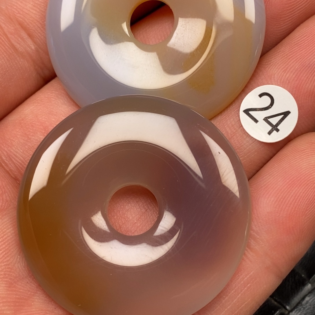 不***行玛瑙/玉髓未镶嵌颈饰挂件