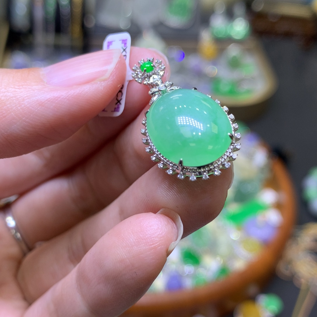 翡翠颈饰18K金镶嵌翡翠吊坠项链