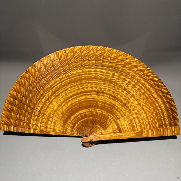 正宗小叶桢楠金丝楠木24㎝凤尾龙胆大扇子自用折扇摆件苏扇黄金底