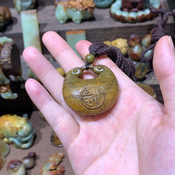 未镶嵌岫岩河磨玉（透闪石质玉）挂件