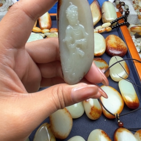 和田玉颈饰未镶嵌老***?