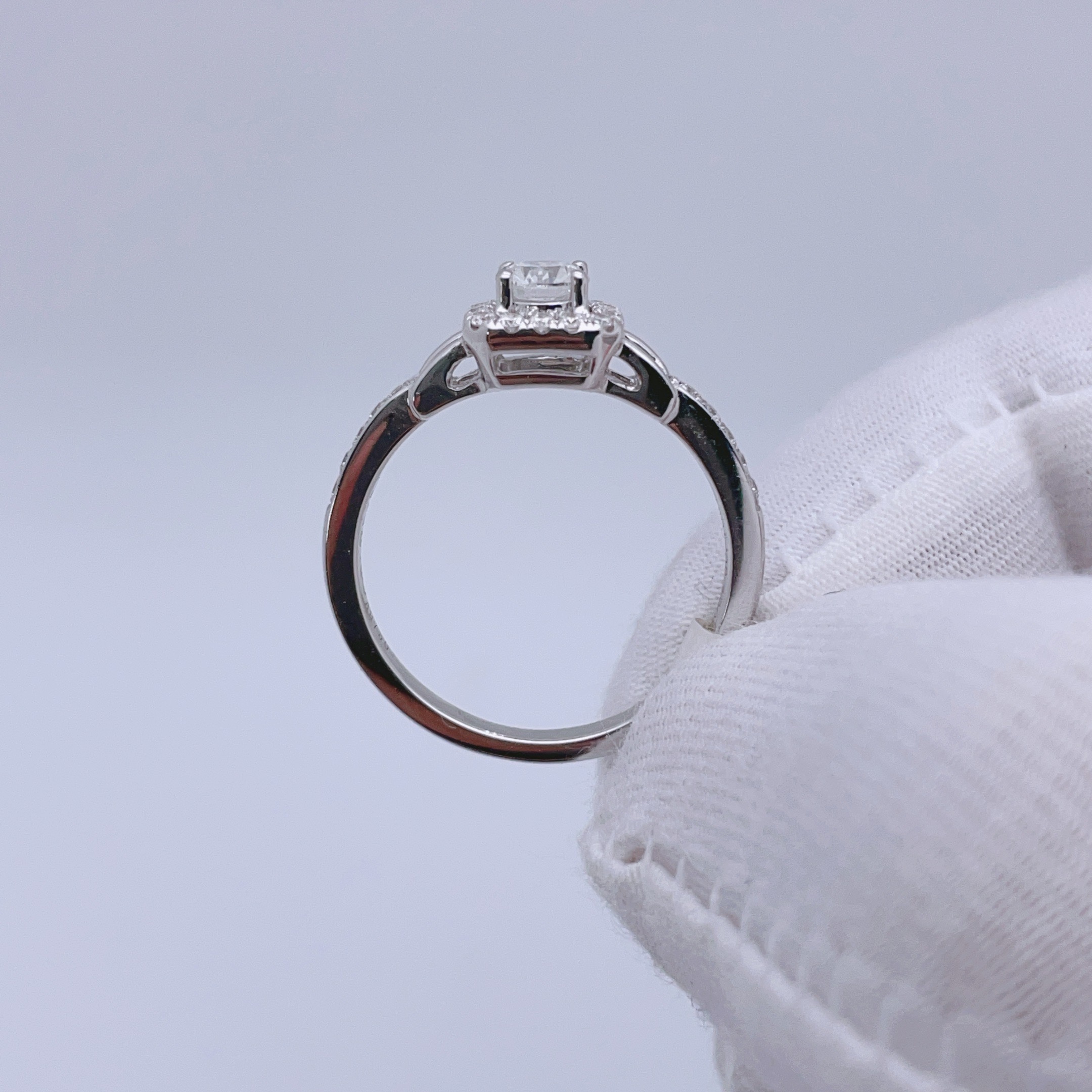 18k材质3.2833克主钻30份方糖款钻戒副钻18份钻石净度vvs颜色fg