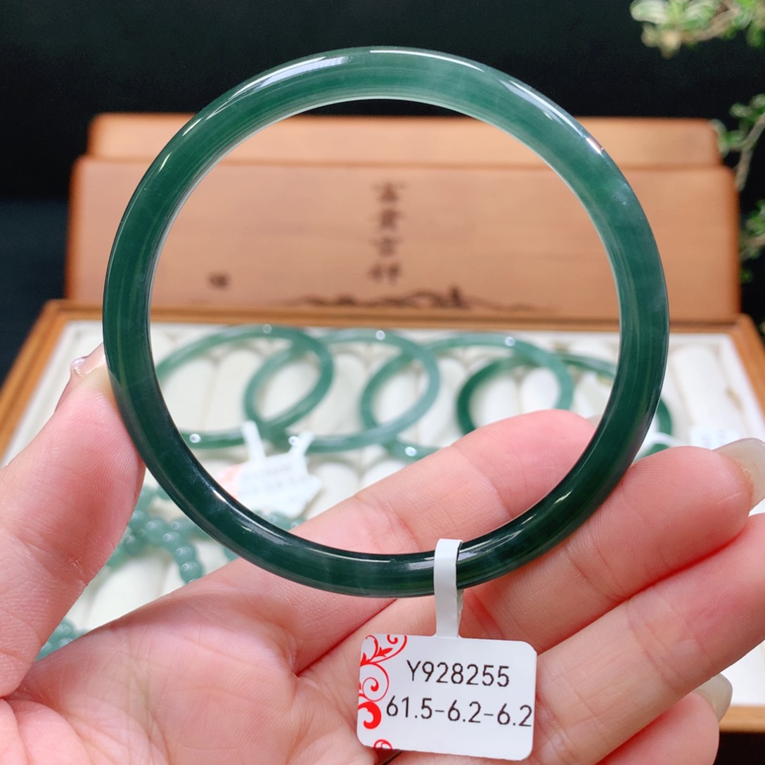 翡翠手镯未镶嵌天然