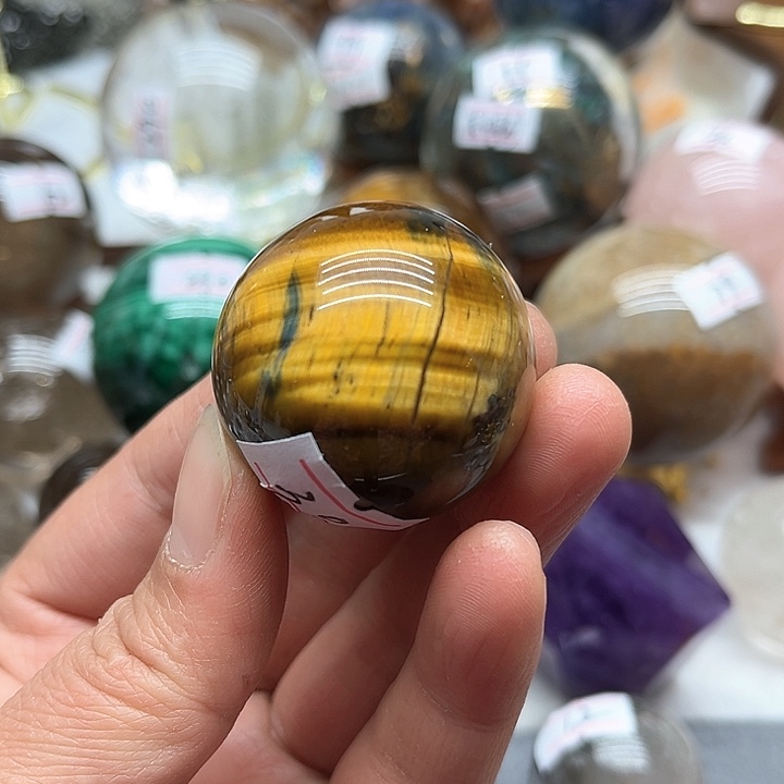 水晶63克黄虎晶球未镶嵌