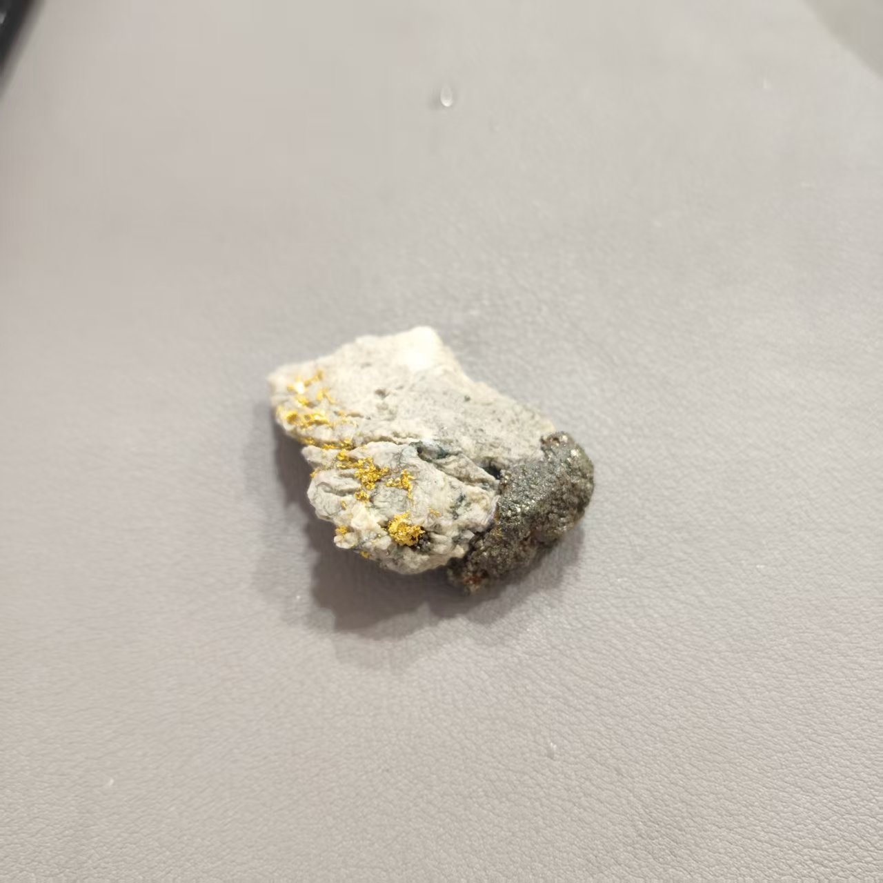 小天然自然金矿石标本黄色部分为肉眼可见自然金