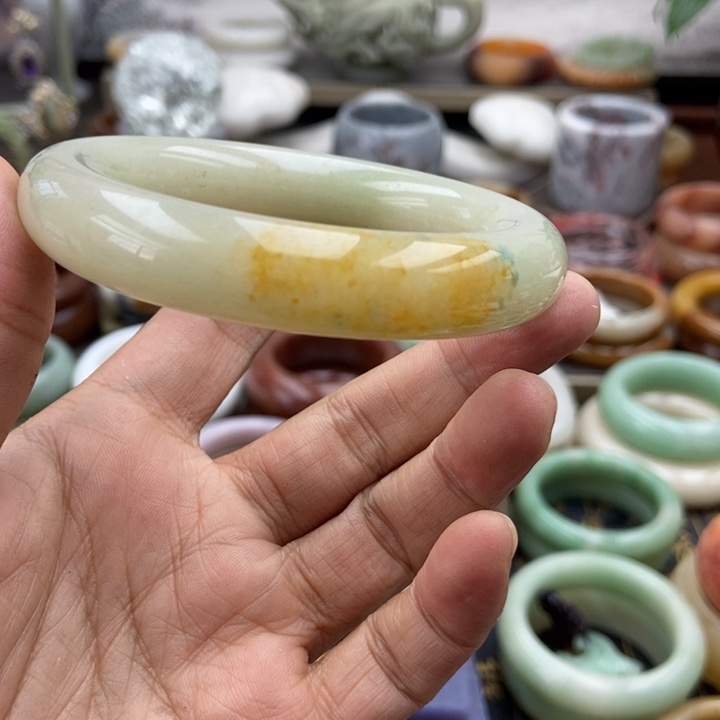 暴***”石英质玉手镯未镶嵌