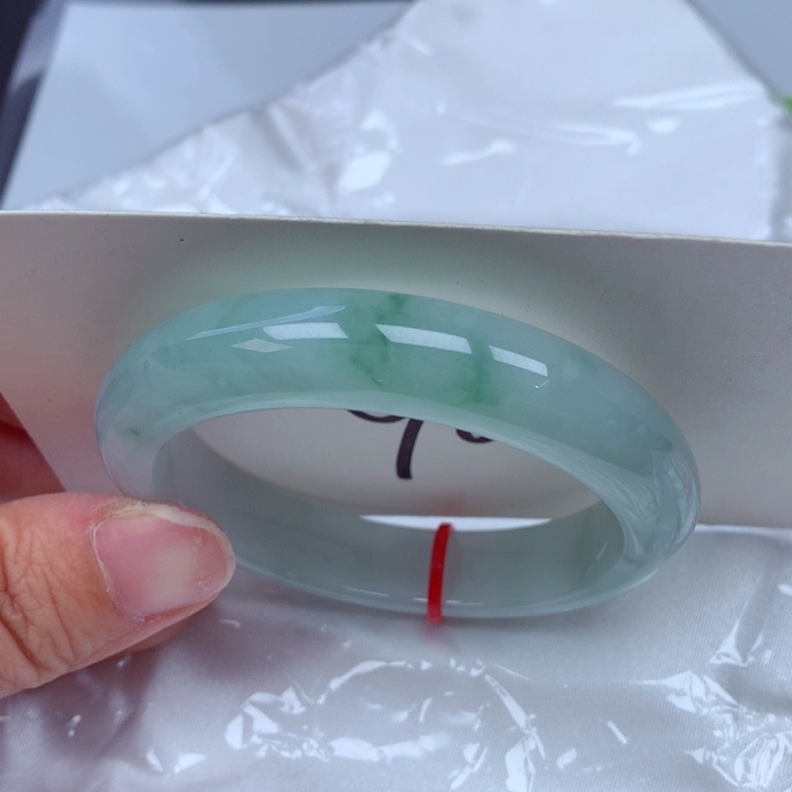 翡翠手镯未镶嵌翡翠