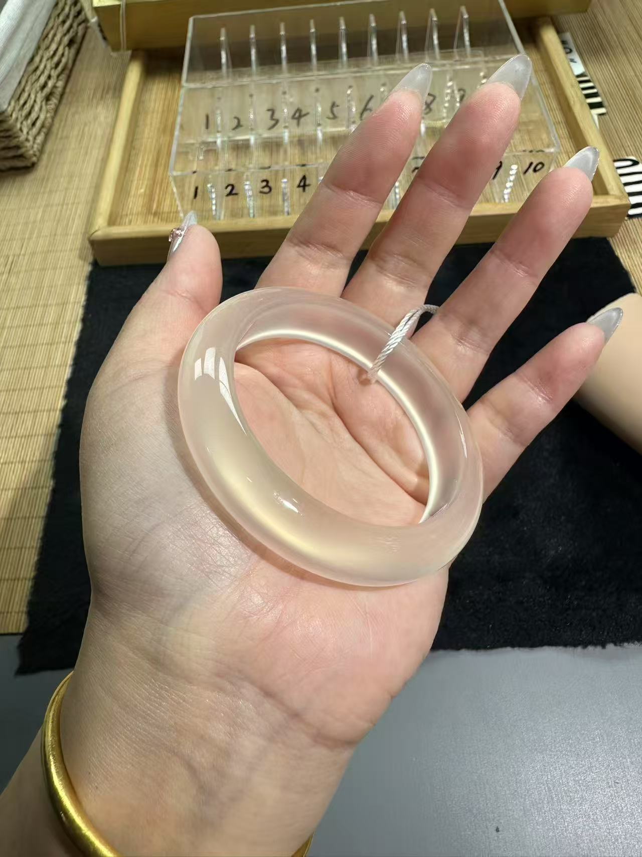 天然玛瑙手镯浅香槟色马料玛瑙生日礼物