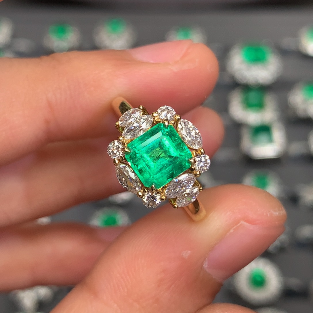 祖母绿戒指18K金镶嵌