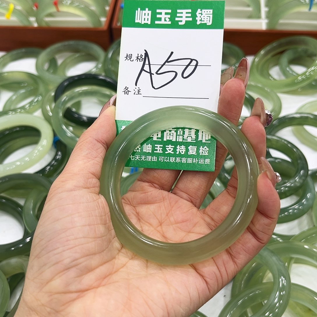 小***的蛇纹石玉未镶嵌手镯