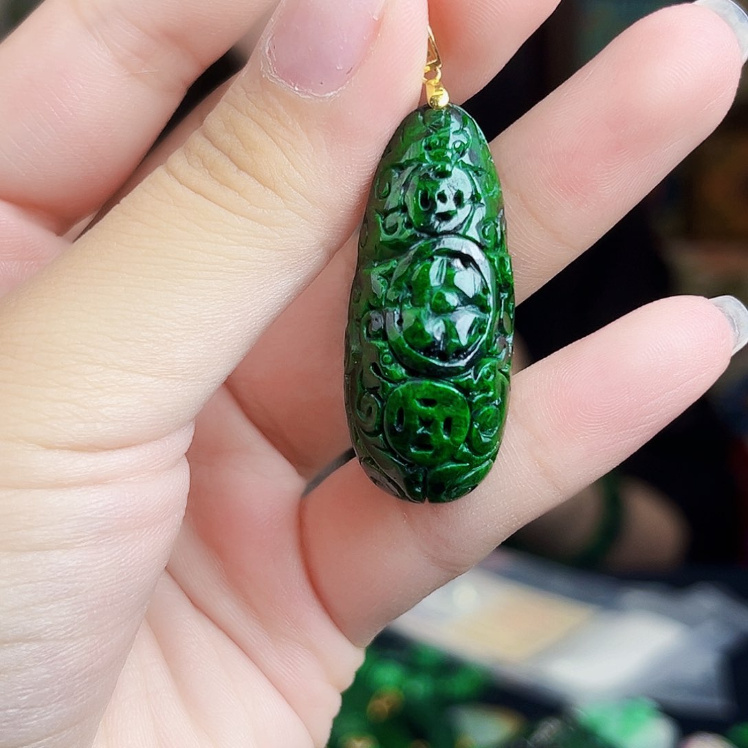 颈饰18K金镶嵌翡翠多样性