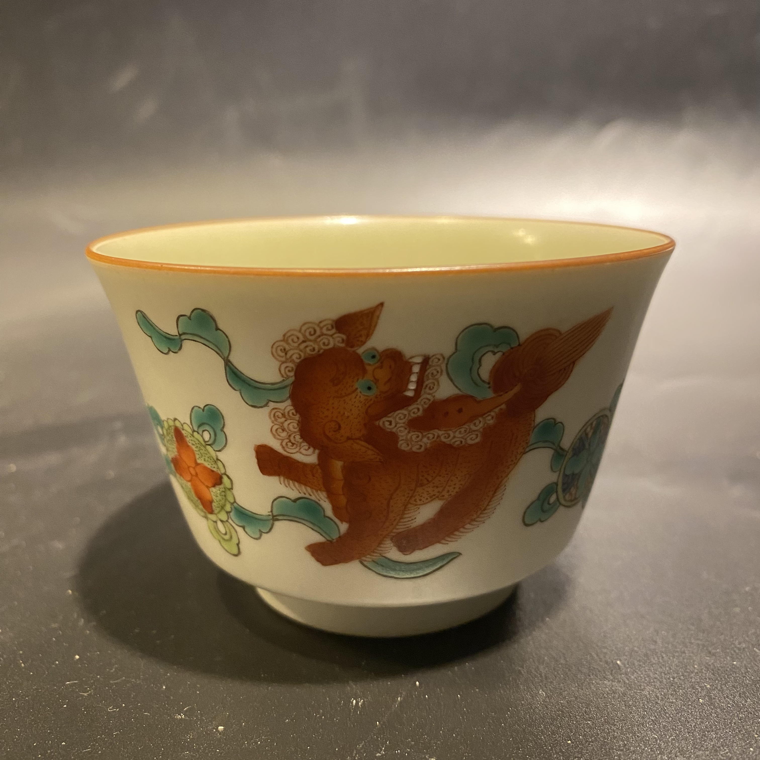 粉彩狮子滚绣球杯