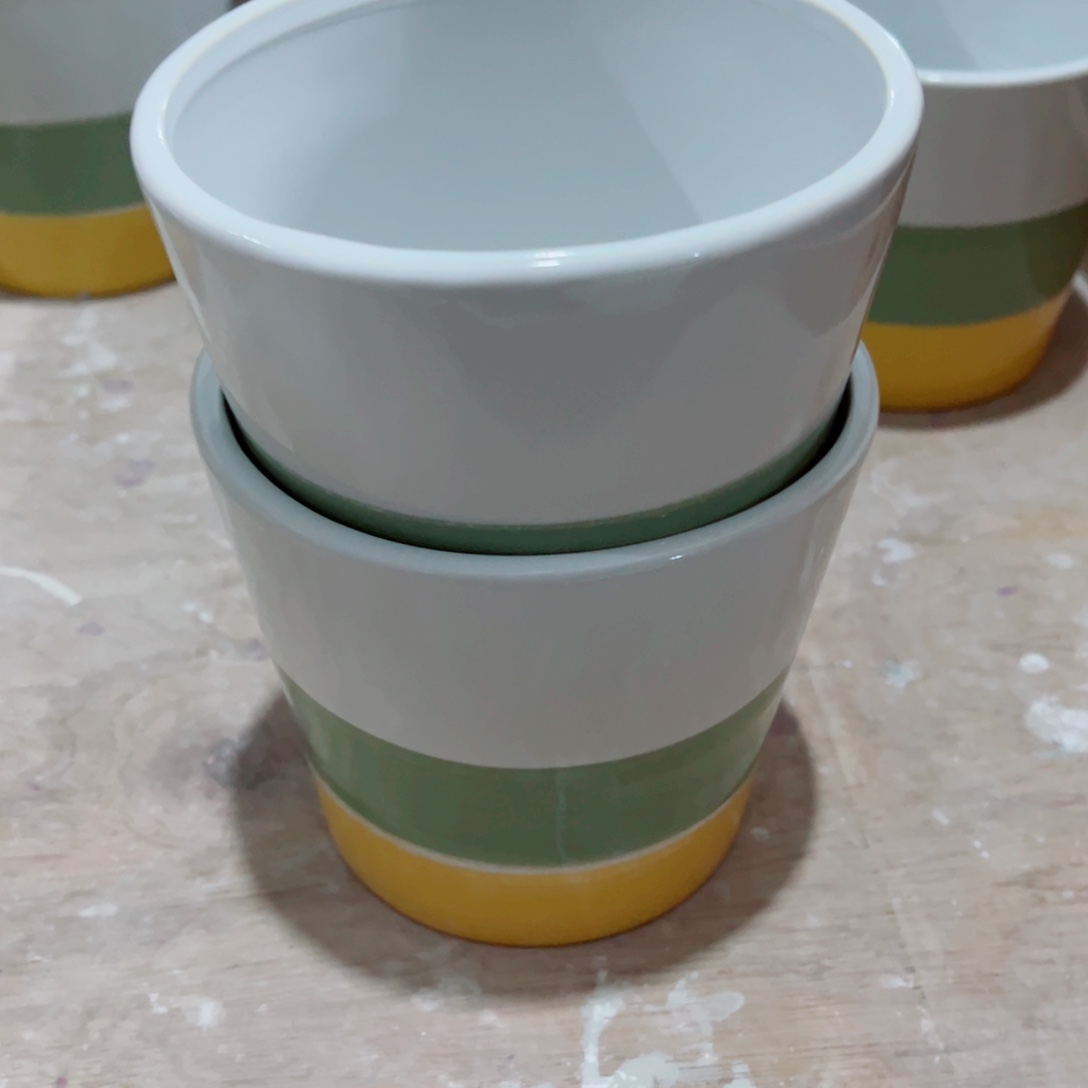 有孔，陶瓷花盆满10米包邮发货。微瑕介意慎拍