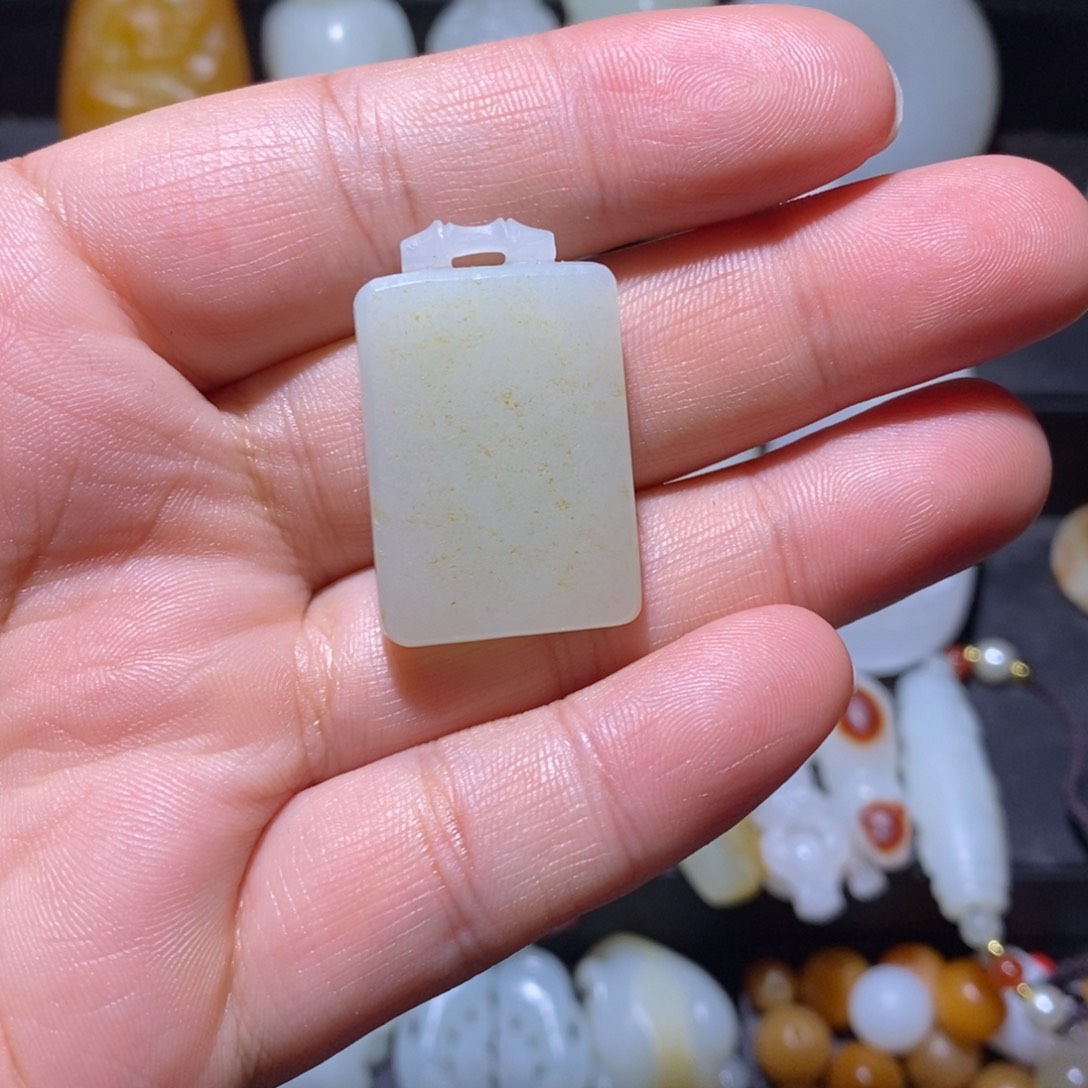 子***”和田玉未镶嵌颈饰