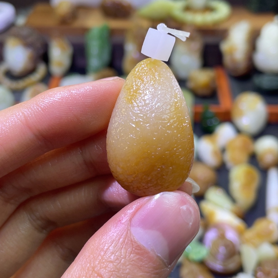 颈饰未镶嵌和田玉且末金山糖白随形吊坠