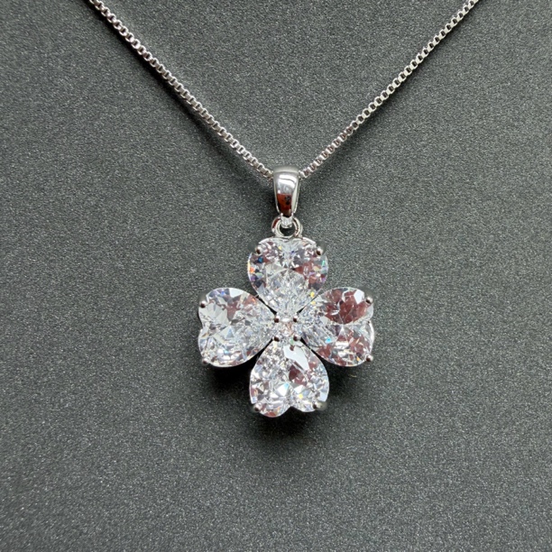 B031白色四叶草吊坠(带链子)