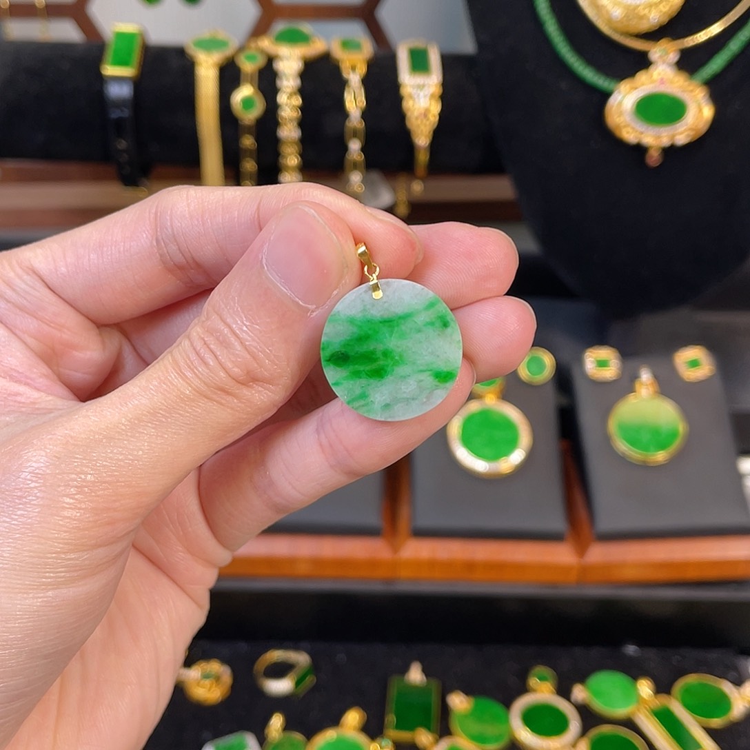 翡翠吊坠(赠链)18K金镶嵌i*a