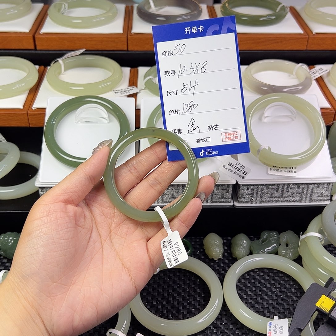 和田玉手镯未镶嵌念*?