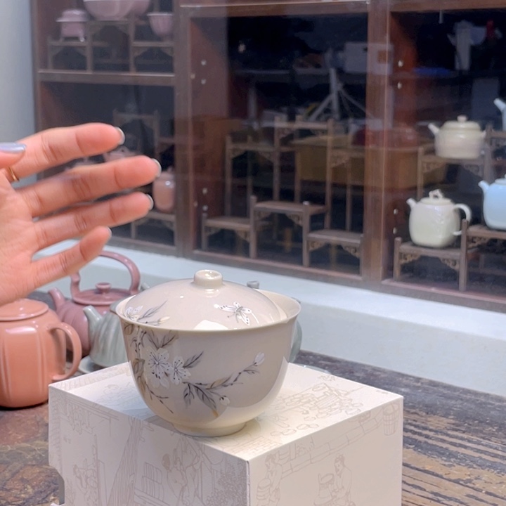 手绘白桃花盖碗一个