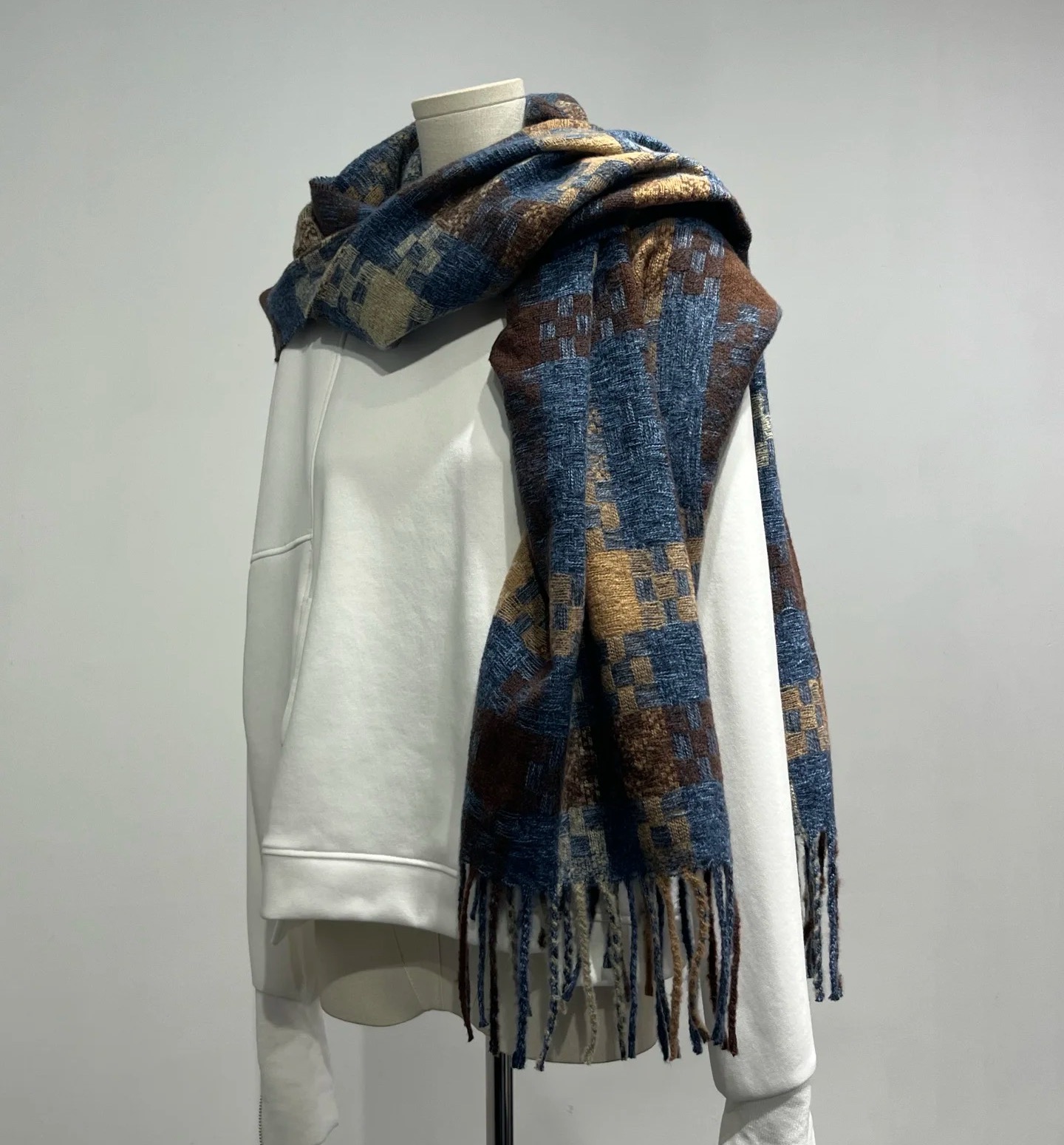 秋冬百搭字母流速双面保暖围巾披肩正确版本轻奢