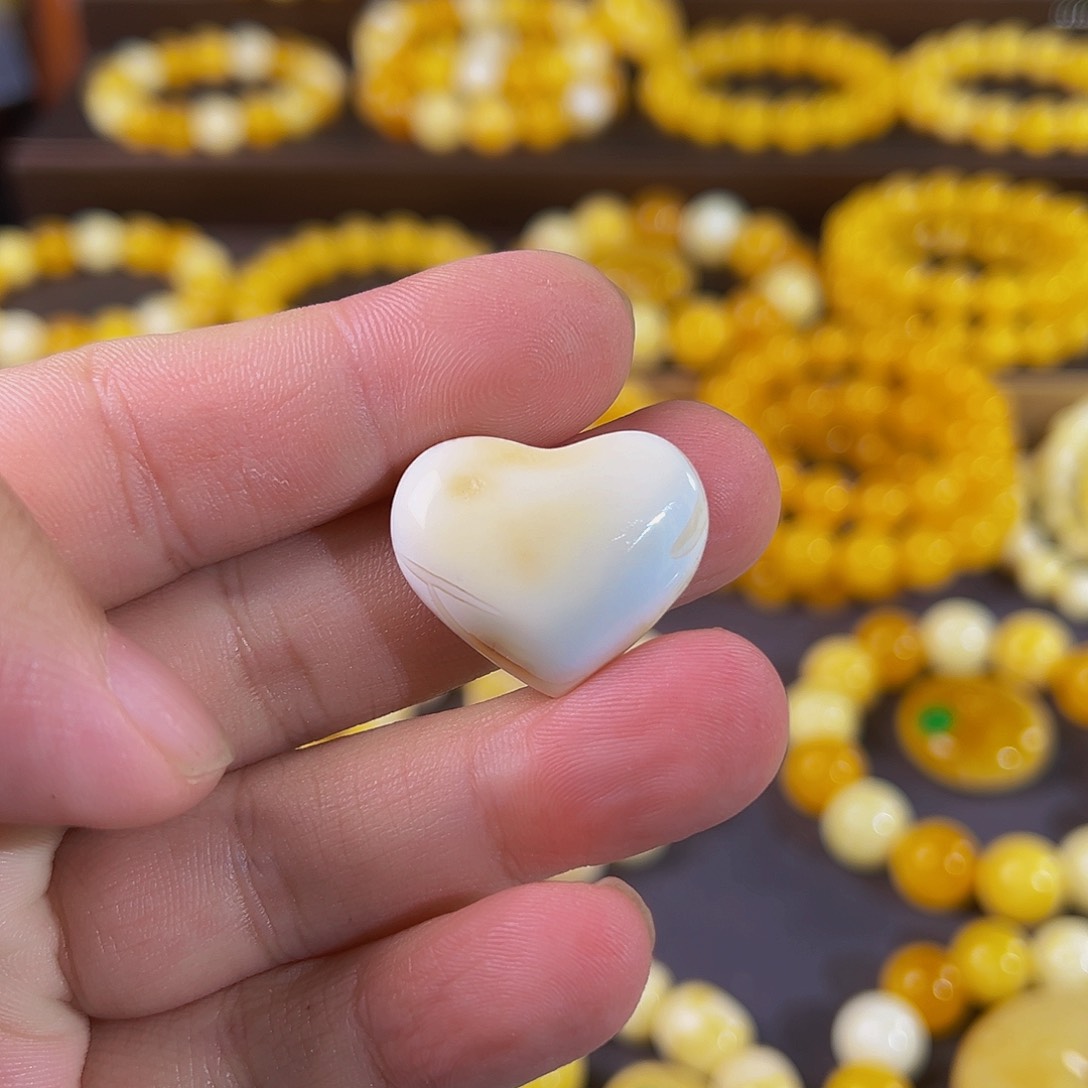 琥珀裸石未镶嵌爱心