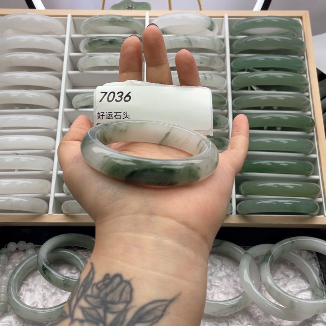 石英质玉未镶嵌手镯7036