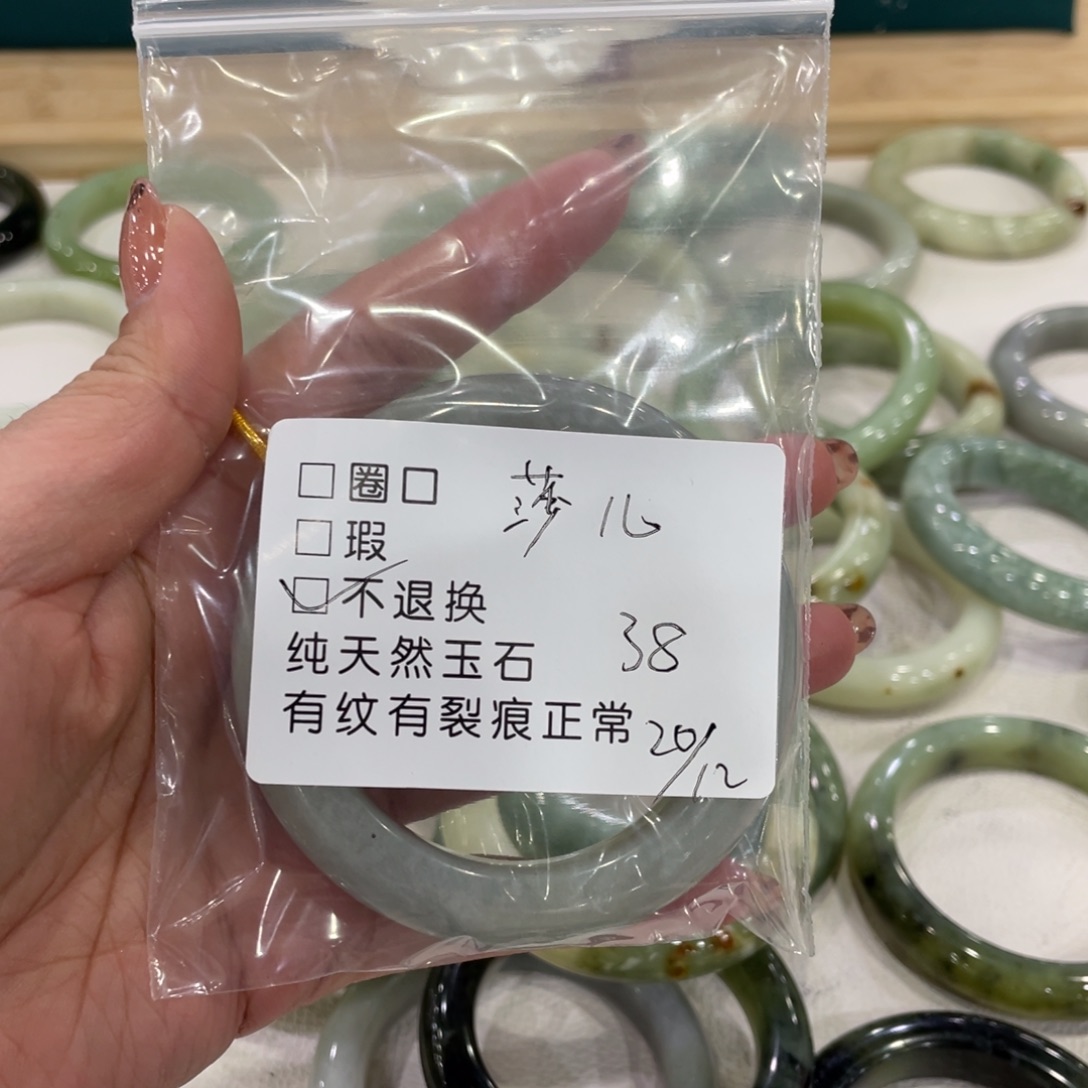 莎***儿蛇纹石玉未镶嵌手镯