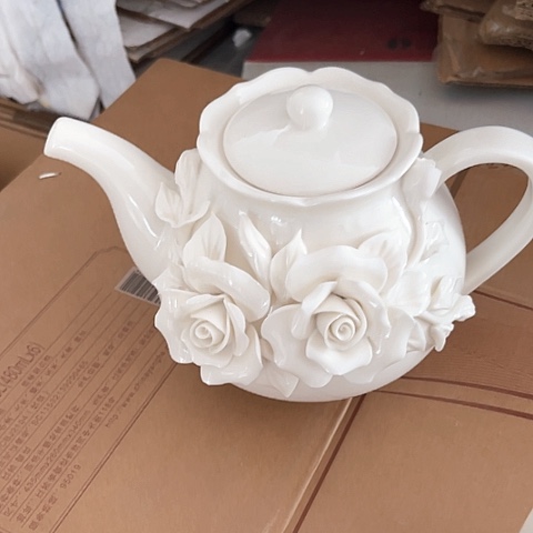 白瓷鸵**姐微瑕茶壶一个