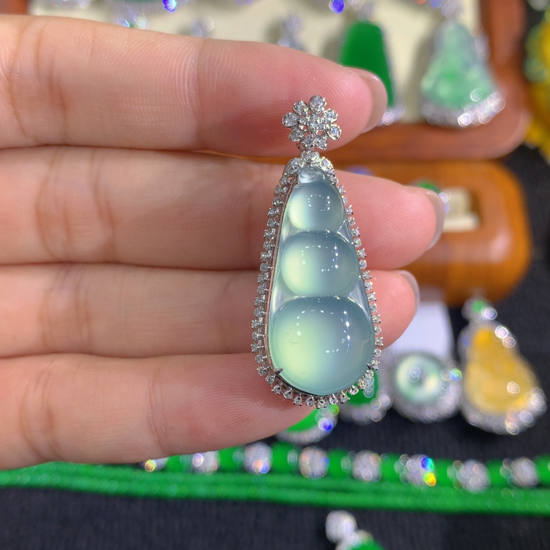 翡翠18K金镶嵌颈饰