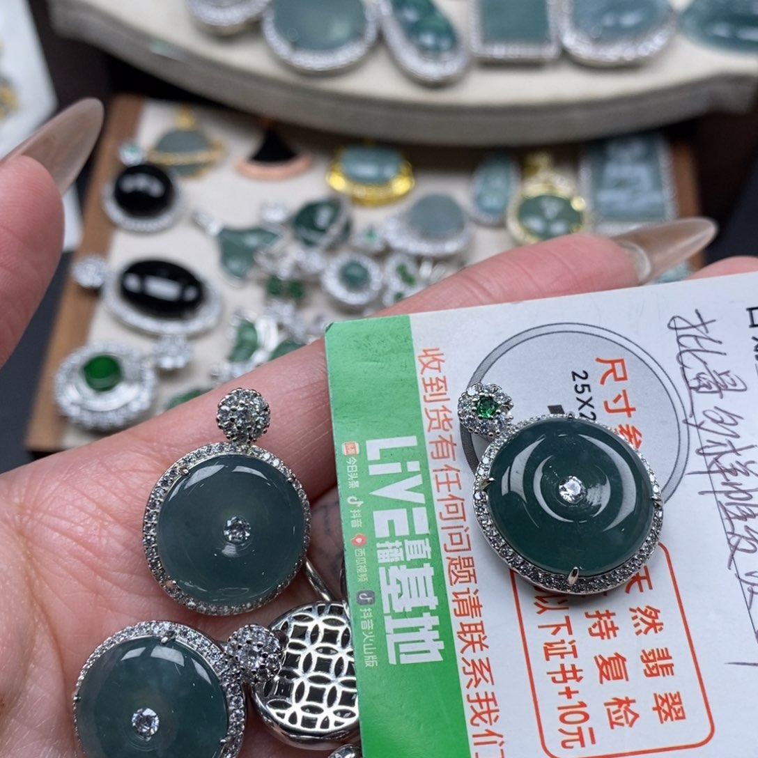 翡翠颈饰未镶嵌翡翠