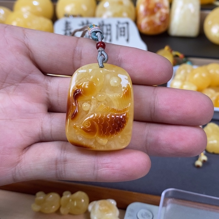 琥珀裸石未镶嵌鱼