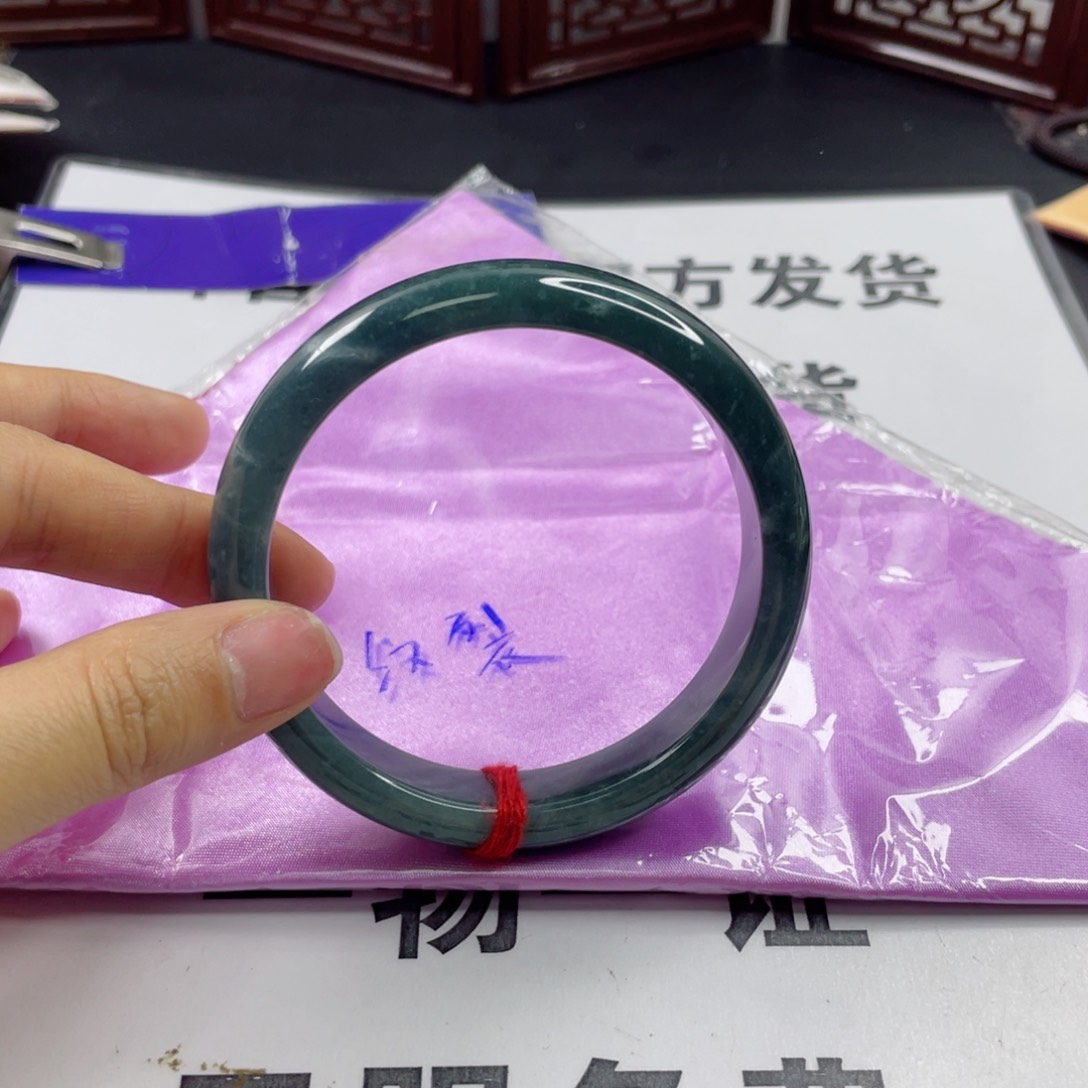 翡翠手镯未镶嵌翡翠手镯