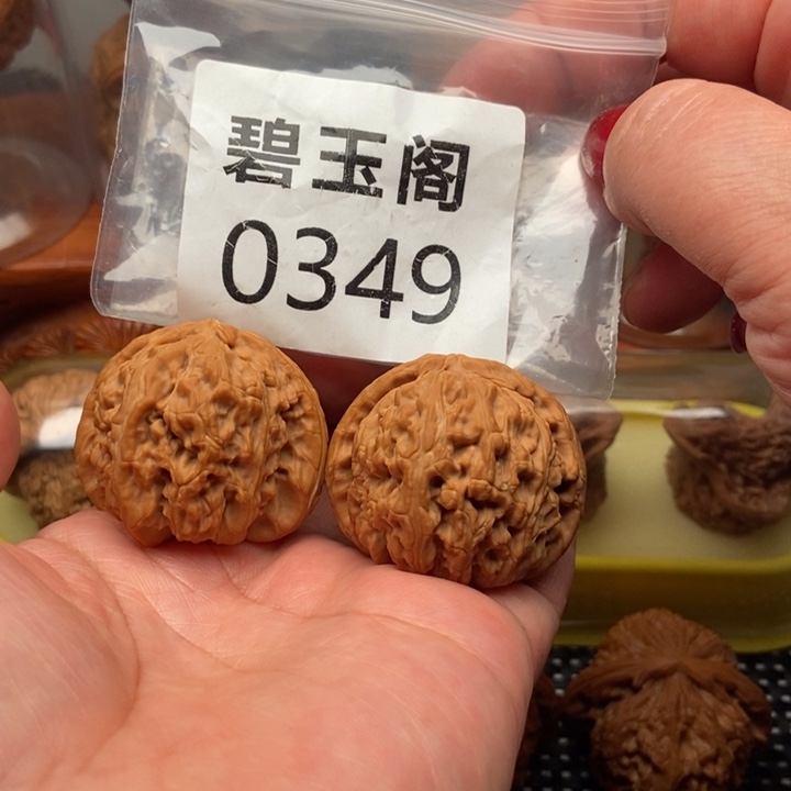 文玩核桃吊坠白狮子全品42