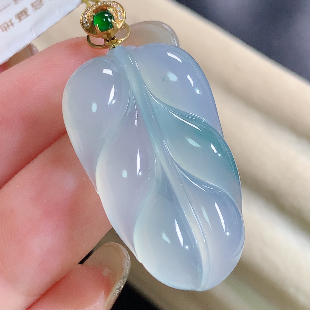 羲***耀翡翠18K金镶嵌颈饰叶子