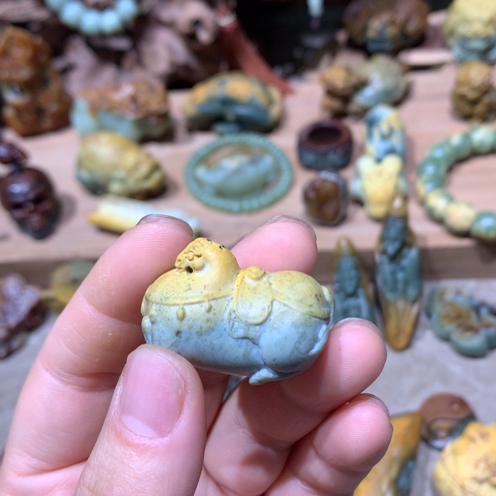 未镶嵌岫岩河磨玉（透闪石质玉）把件