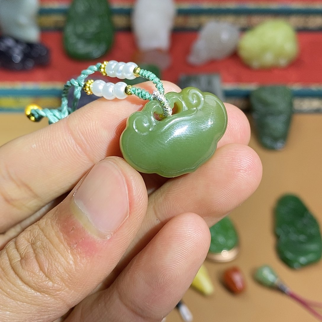 和田玉颈饰未镶嵌宝宝锁