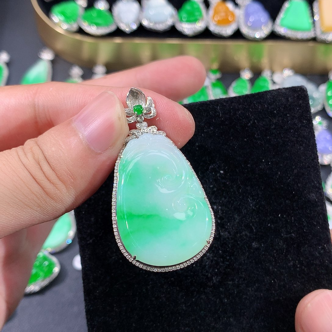 翡翠18K金镶嵌颈饰