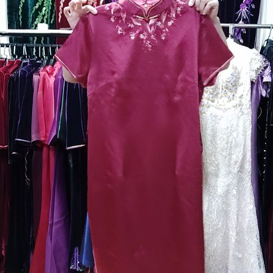 酒红色品牌100醋酸缎双层刺绣短款旗袍3XL125斤左右