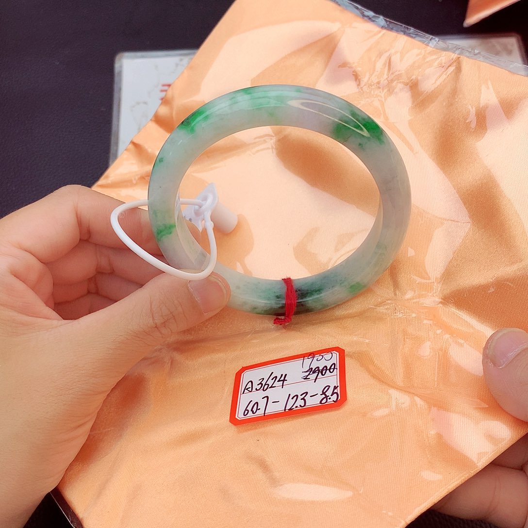 翡翠手镯未镶嵌翡翠